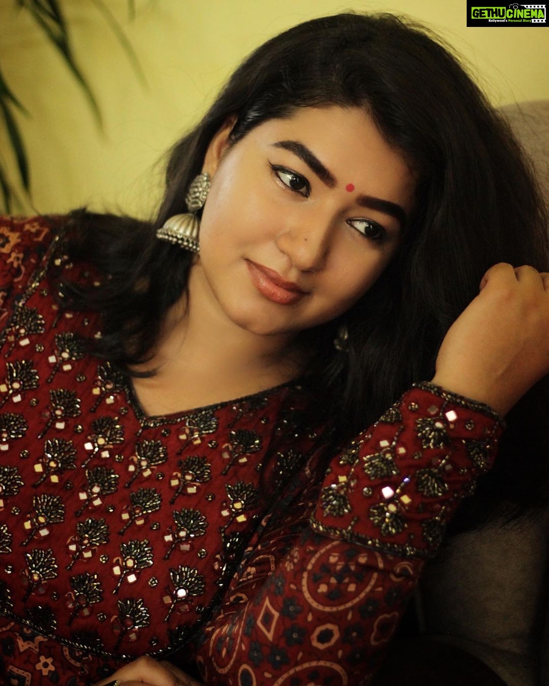Grace Antony Instagram - Oh ,,,Happy Day.πΌπΊ . . . . . Click @abytomcyriac Outfit @klumbyprajinajaanaki Styling @stylestoriesbypriyanka π @silver_andsalt #saturdaynight #promotion #grace #graceantony #happiness #onam #onamcelebration