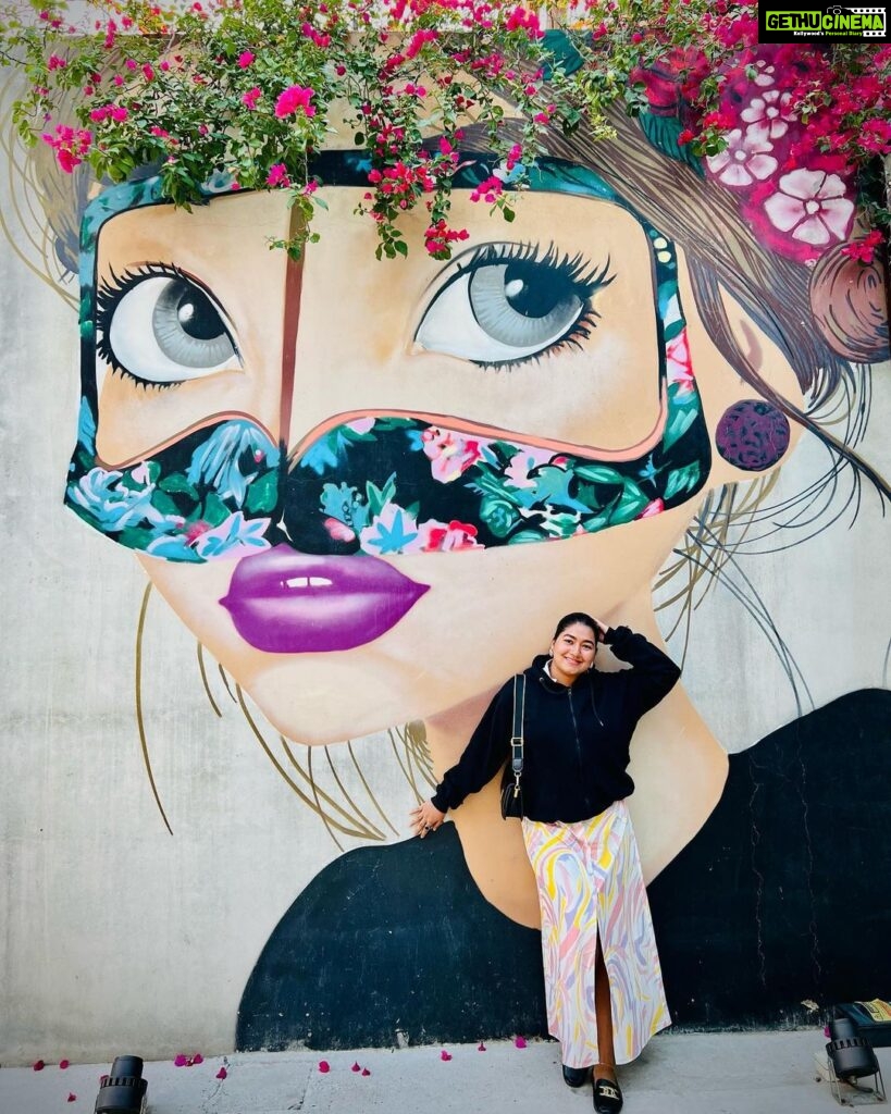Grace Antony Instagram - COOL LADIES 🌸🌺 . . . . . . 📸 @akhilstansilavous #wallart #flowerart #travel #flowerstagram #graceantony #alkhawaneej Al khawaneej, Dubai
