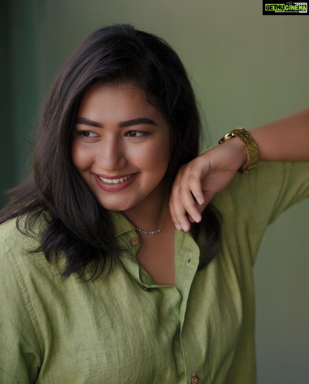 Grace Antony Instagram - You’re killing it darling ✨🥂 . . . . Mua @jo_makeup_artist Photography @abi.pk.98 Wearing @gospelofdesign Styling @stylestoriesbypriyanka @touchwood__store @silver_andsalt Videography @niyasphotography_ Assistant @kavya_sivaram @anandhu_rajaji @mr__s_p_i_d_y Assistant @kavya_sivaram @anandhu_rajaji @_mr.s_p_i_d_y_ #grace #graceantony #casualoutfit #instagram #smile #photoshoot