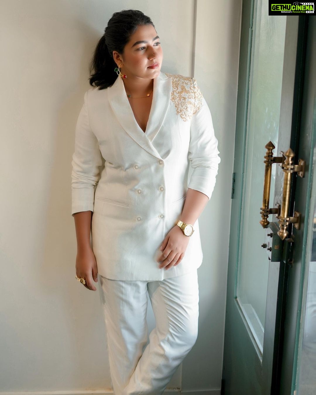 Grace Antony Instagram - Glittters 🪩✨✨✨ . . . . Mua @jo_makeup_artist Photography @abi.pk.98 Wearing @gospelofdesign Styling @stylestoriesbypriyanka @touchwood__store @silver_andsalt Videography @niyasphotography_ Assistant @kavya_sivaram @anandhu_rajaji @mr__s_p_i_d_y Assistant @kavya_sivaram @anandhu_rajaji @_mr.s_p_i_d_y_ #grace #graceantony #suit #white #whitesuit #suits #style