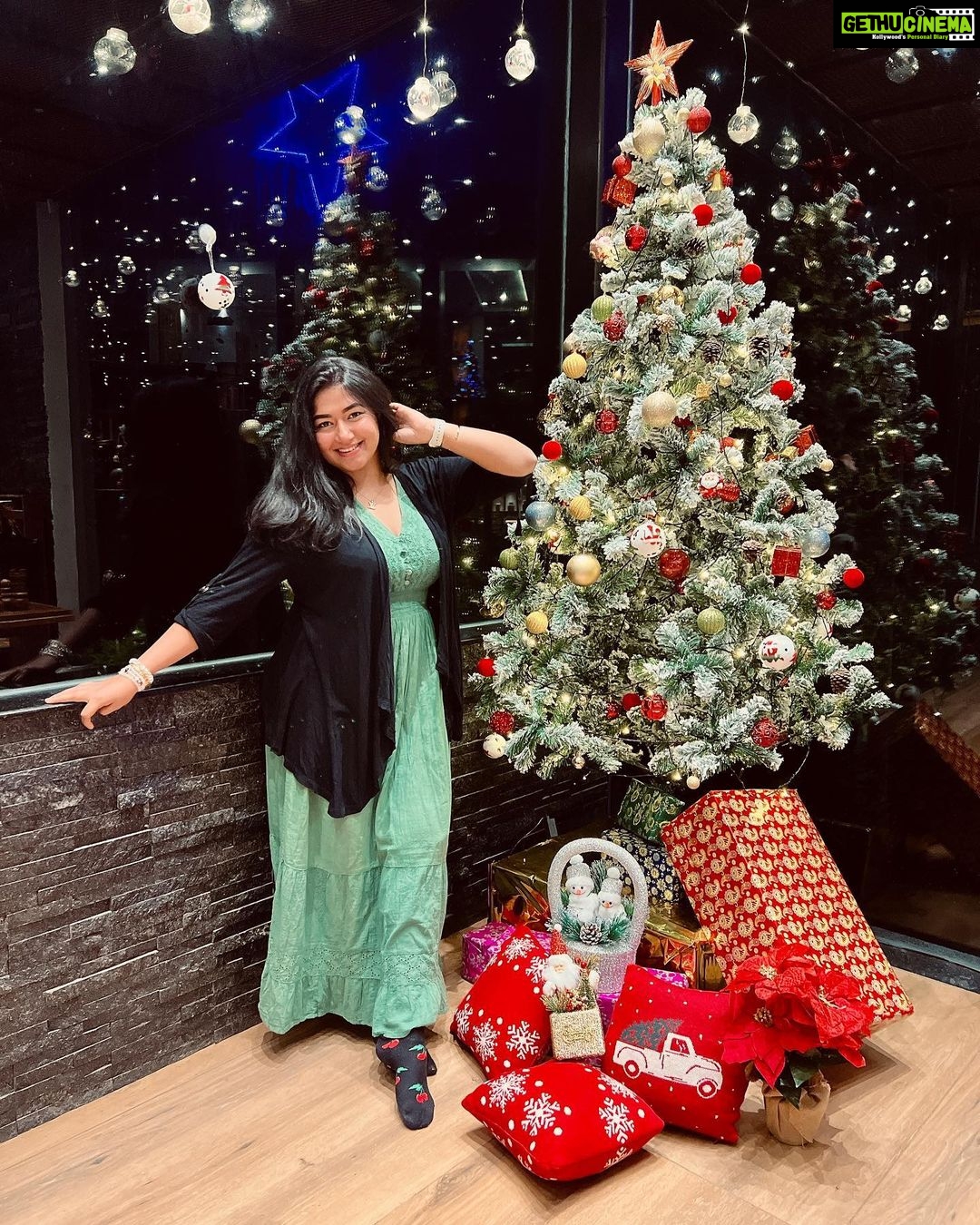 Grace Antony Instagram - MERRY CHRISTMAS π
π» ππ· . . . . . πΈ @jo_makeup_artist π @chandysdrizzledrops π @inaayat_designs @allonawallkochi @anitha_anuj . #christmas #graceantony #christmastree #december #festival #christmasdecor #2022 #merrychristmas #happychristmas