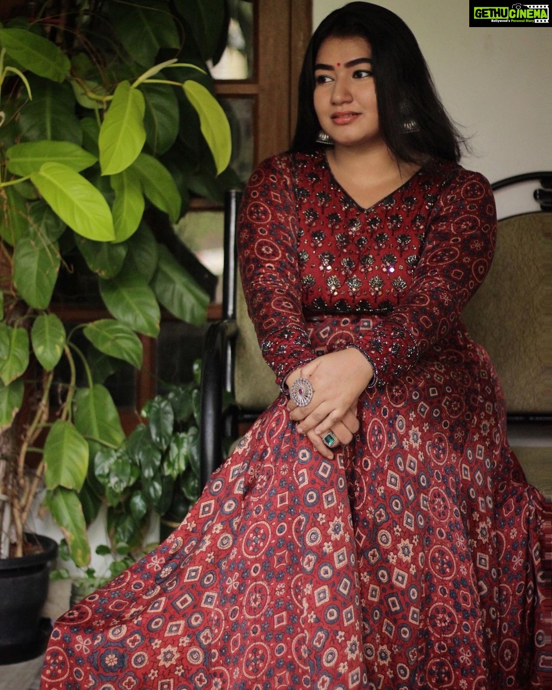 Grace Antony Instagram - Oh ,,,Happy Day.πΌπΊ . . . . . Click @abytomcyriac Outfit @klumbyprajinajaanaki Styling @stylestoriesbypriyanka π @silver_andsalt #saturdaynight #promotion #grace #graceantony #happiness #onam #onamcelebration
