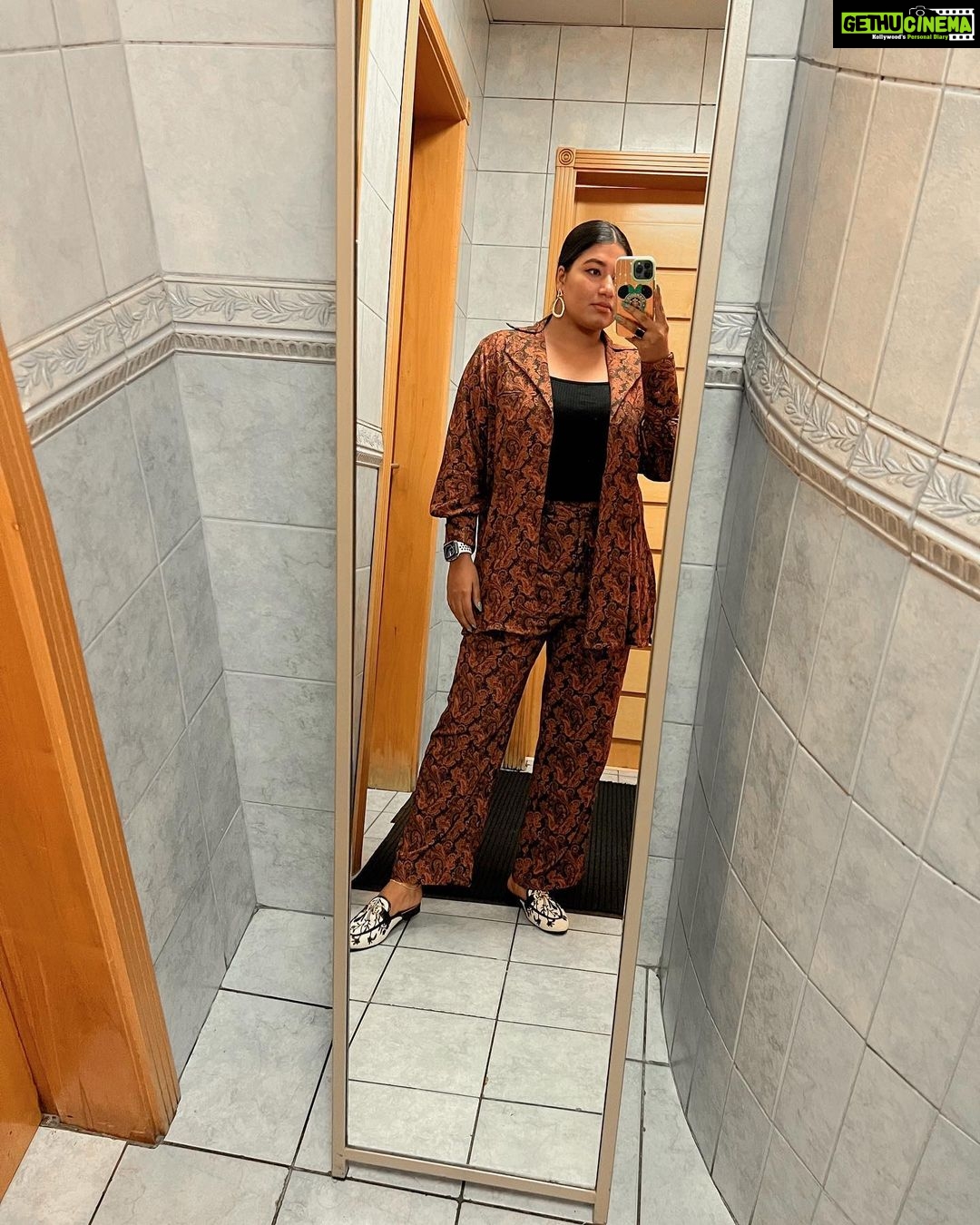 Grace Antony Instagram - 🍗🫥 . . . . Wearing @gospelofdesign @stylestoriesbypriyanka 🤍 #graceantony #promotion #saturdaynight #movies #malayalam #saniyaiyappan