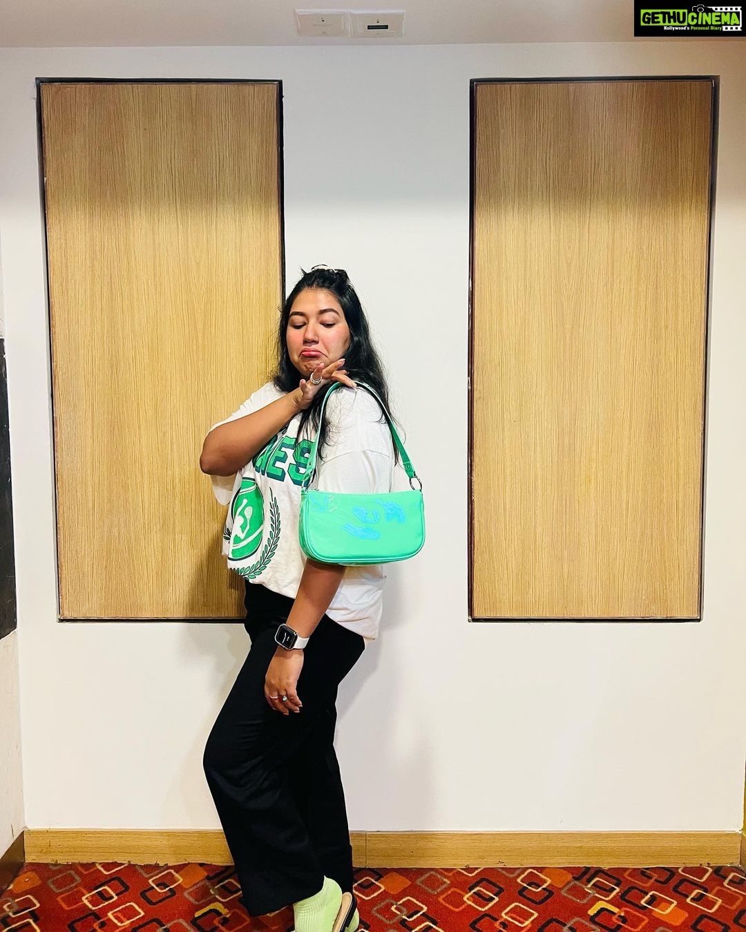 Grace Antony Instagram - This is how I actually pose 🧑🏻🎤 . . . . #graceantony #instapose #casualstyle #casual #casualoutfit