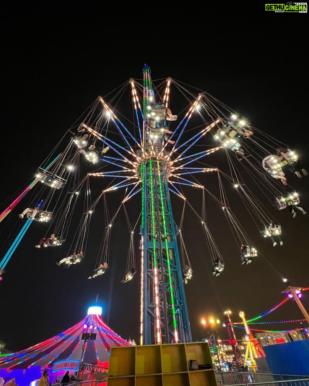 Grace Antony Instagram - Mixed Rainbow 🌈 . . . . . . . 📸 @shamsukotta . . . #vacation #dubai #globalvillage #dubailife #travel #graceantony #nightout #lights Global Village Dubai