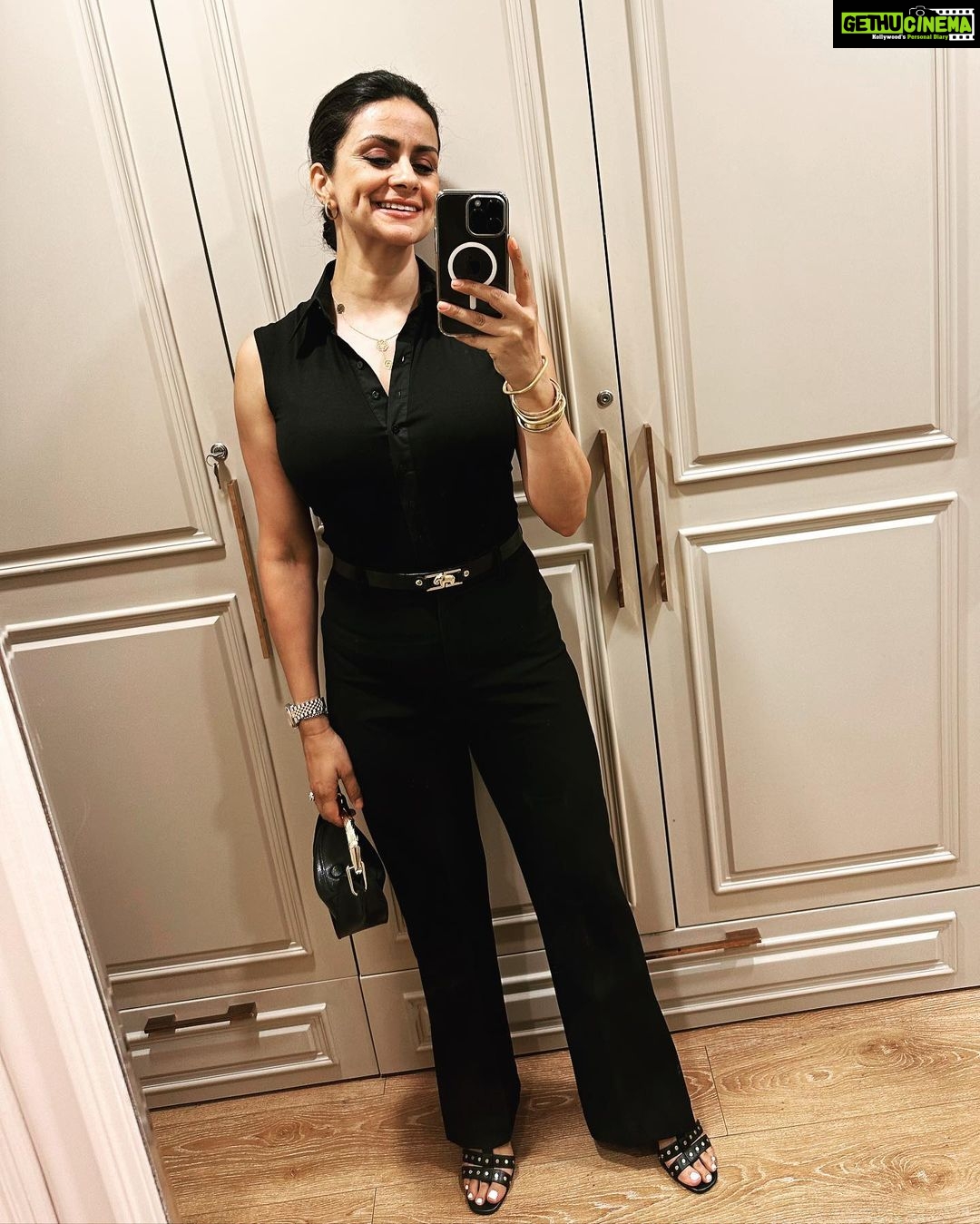 Gul Panag Instagram - I’ve been dying to wear this stunning belt and bag from @anitadongre every since I got it ( after seeing it on the lovely @diamirzaofficial ). I had put this outfit on a hanger ( it takes me a hell of a lot of planning to put an ensemble together, #IYKYN ) for a surprise party I was to attend. Which didn’t happen. 💁🏻♀️ So, finally got a chance to wear it the other day, and had to ask @albeegupta for a photo. Because you know there’s nothing worse than putting yourself together, and not capturing it! Both the belt and bag are vegan leather. And so finely crafted . Anita’s commitment to sustainability is something I have witnessed firsthand over the years. Whether it’s sourcing organic cotton from marginalised cotton growers in Telangana , to supporting artisans across the country to be pushing the envelope on animal friendly accessories . And she practices what he preaches. For over a decade now, I cannot recall Anita carrying a leather bag. And on one of our catch ups over lazy lunches , she spoke of how she admired Stella, McCartney, and how one day she would like to do something similar in terms of accessories. And here we are .😀 I’m so, so proud to have known you over the years and to be able to call you my friend. You’re are a role model @unpluggedanita . ❤️ And yes, our lazy lunch is now overdue.