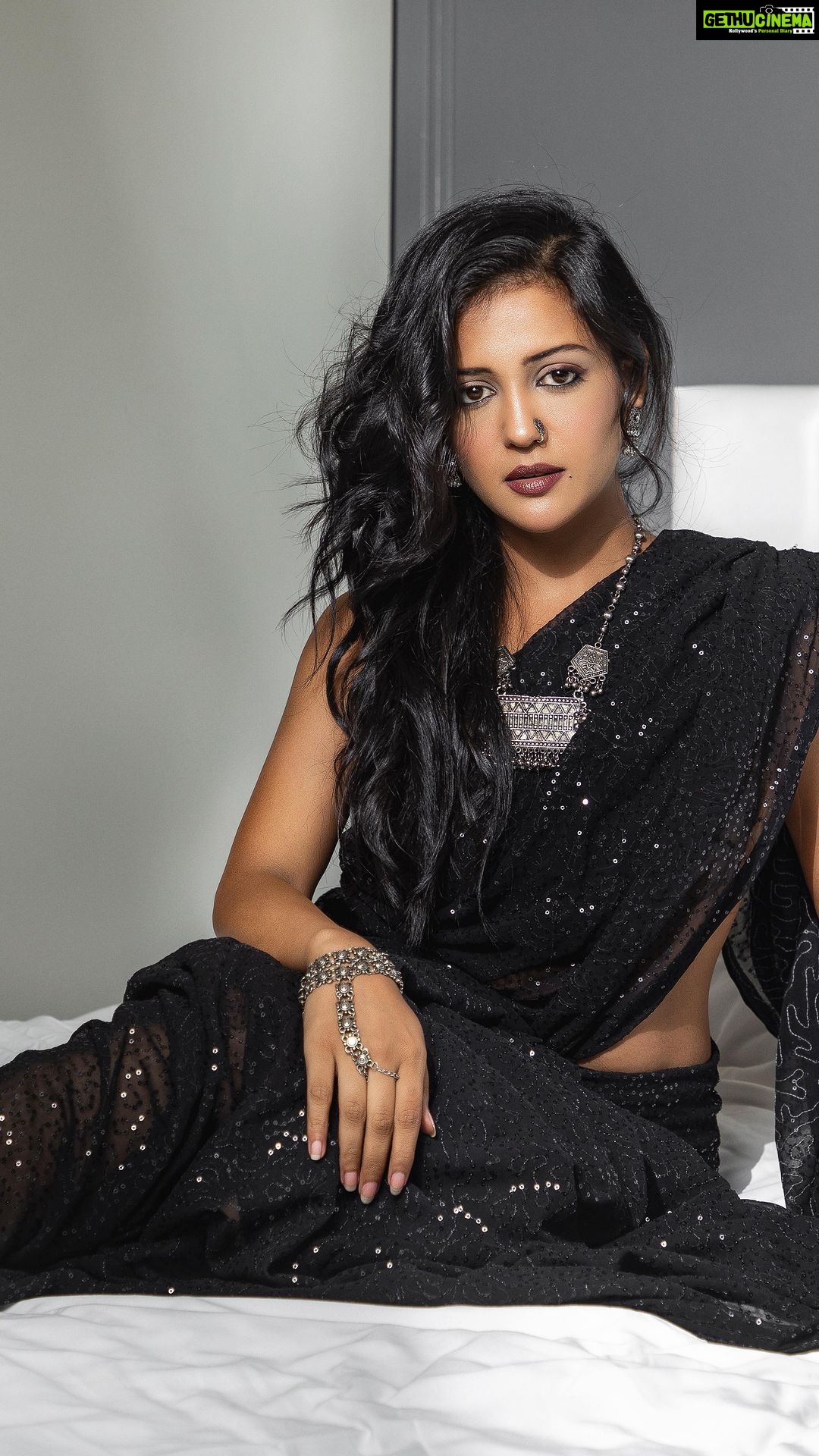 Gulki Joshi Instagram - #rawbeauty @gulki_joshi #makeupartist @makeupbyveena.mrs #hairstylist @makeovers_by_jaanviofficial #fashionstylist @styling.your.soul #artistmanagement @soapboxprelations . . . . . Shot on @canonindia_official Lighting equipment @godoxindiaofficial #gulkijoshi #madamsir #bollywoodstyle #beautyobsessed #sareelovers #celebrityphotographer #portraitmood #reelitfeelit #reelkarofeelkaro #bollywoodsongs #transitionreels #iamartographer Mumbai, Maharashtra