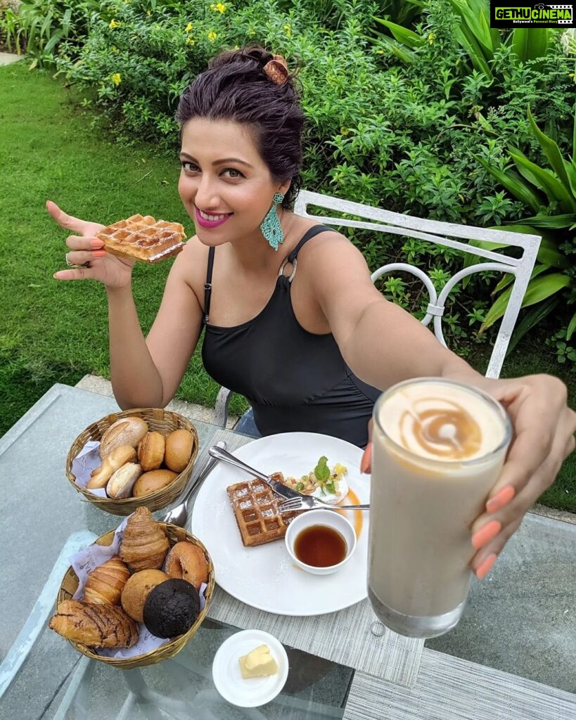 Hamsa Nandini Instagram - Currently starving 😫 . #carbscarbscarbs #tbt🔙📸 #swanstories