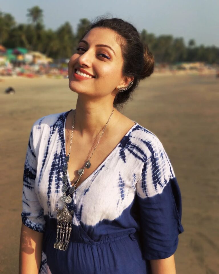 Hamsa Nandini Instagram - Let's keep our eyes lifted high upon the sun, so that we can see the best light in everyone.💛 . #swanstories