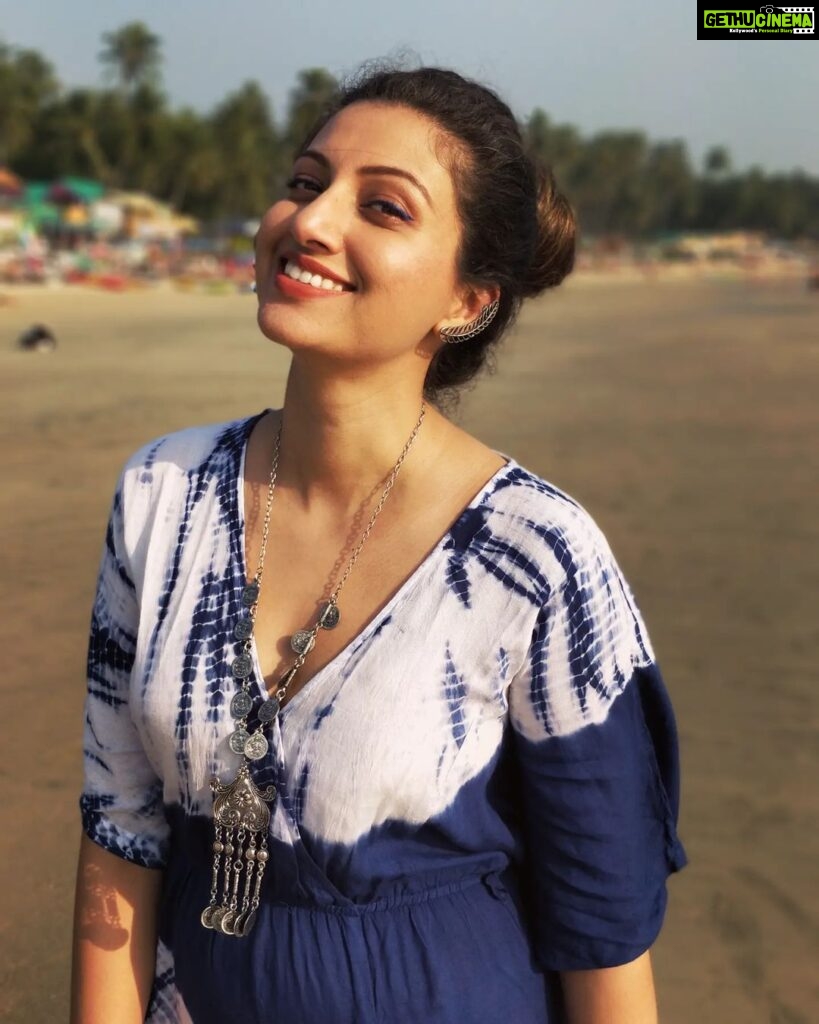 Hamsa Nandini Instagram - Let's keep our eyes lifted high upon the sun, so that we can see the best light in everyone.💛 . #swanstories
