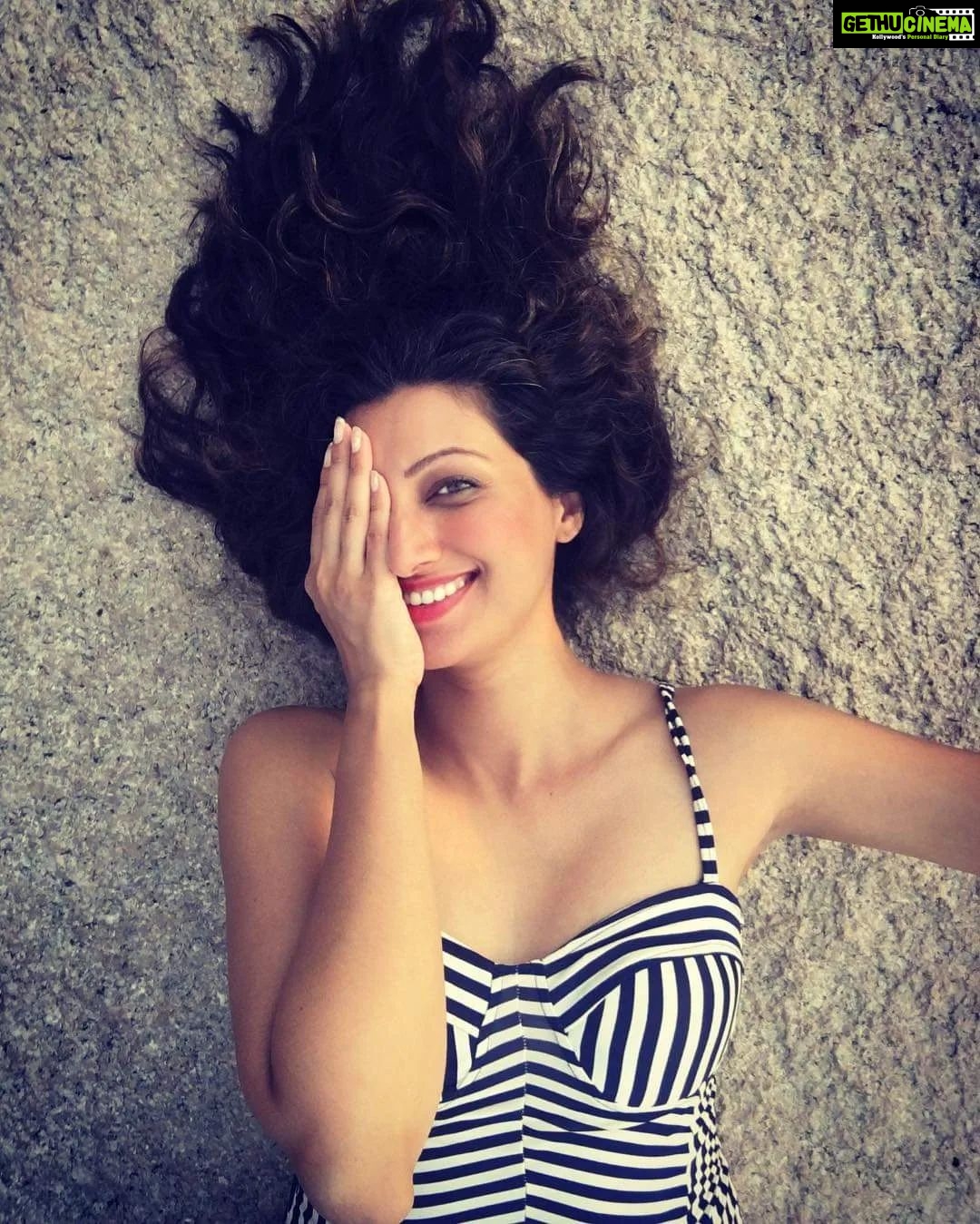Hamsa Nandini Instagram - "Oh, hey there!" . #swanstories