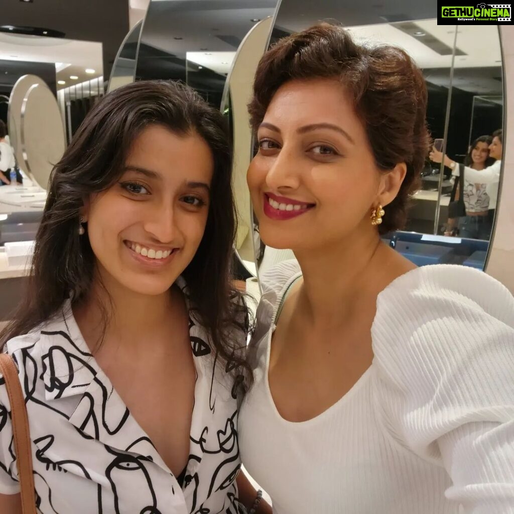 Hamsa Nandini Instagram - An evening with my not so little baby, in Singapore. That smile of yours can never fail to light me up. Happy Birthday Ruhee hee! 😆 . #niecelove❤️ #swanstories Orchard Road Singapore