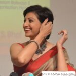 Hamsa Nandini Instagram - It was an honour to felicitate a legend of oncology, Padmashri Dr. Rajendra Badwe, director of @tatamemorial .Also had the privilege of sharing my journey to inspire other cancer warriors. Sending my love and regards to all those in the field of oncology. ❤️🙏 . #worldcancerday #tatamemorialhospital #breastcancersurvivor #braca1 #swanstories Nehru Center - Mumbai