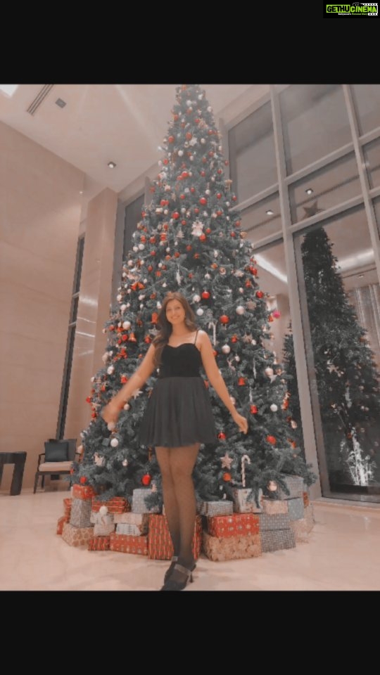 Hamsa Nandini Instagram - Dear Santa, Grateful for a normal Christmas✨️. . Wishing you all a Merry Christmas! . #swanstories #bcsurvivor🎀
