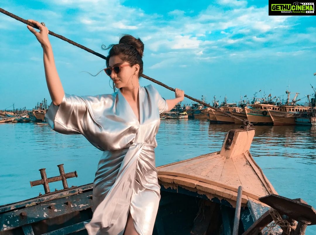 Hamsa Nandini Instagram - Red carpet moment..... at the fishing harbour. 📸 . #indiatravel #vizag #swanstories Vishakhapatnam, Andhra Pradesh, India