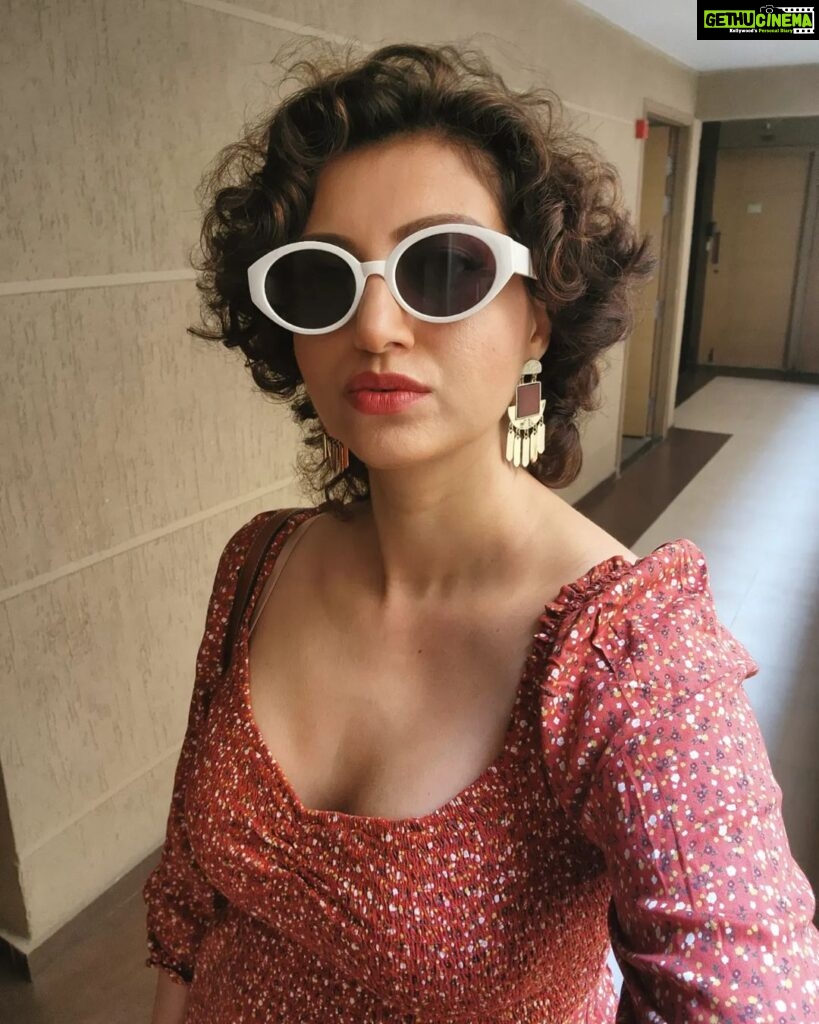 Hamsa Nandini Instagram - When people are like: "Omg I love your curly hair🤌. How do you get it to look like that?" . Step1: wash hair. Step 2: hope for the best 🤞 . #lovemycurls #lovemycurves #swanstories