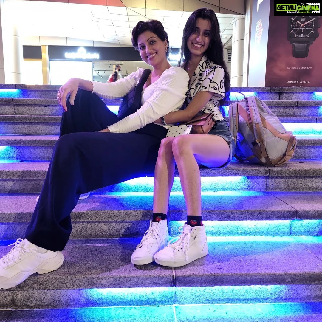 Hamsa Nandini Instagram - An evening with my not so little baby, in Singapore. That smile of yours can never fail to light me up. Happy Birthday Ruhee hee! 😆 . #niecelove❤️ #swanstories Orchard Road Singapore