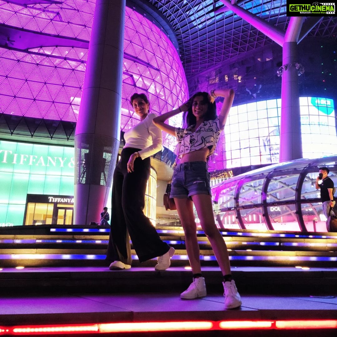 Hamsa Nandini Instagram - An evening with my not so little baby, in Singapore. That smile of yours can never fail to light me up. Happy Birthday Ruhee hee! 😆 . #niecelove❤️ #swanstories Orchard Road Singapore