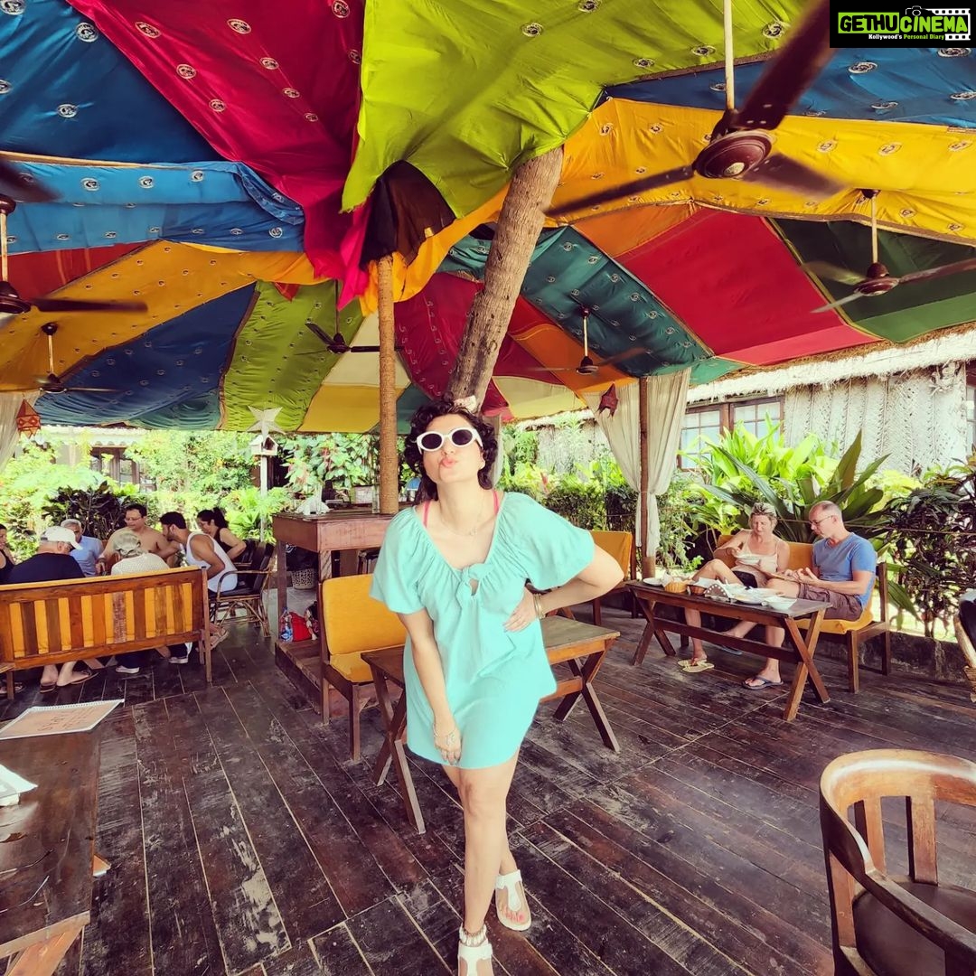Hamsa Nandini Instagram - Forever flower child ... Rock n roll heart ❤️🔥 . #swanstories