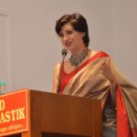 Hamsa Nandini Instagram - It was an honour to felicitate a legend of oncology, Padmashri Dr. Rajendra Badwe, director of @tatamemorial .Also had the privilege of sharing my journey to inspire other cancer warriors. Sending my love and regards to all those in the field of oncology. ❤️🙏 . #worldcancerday #tatamemorialhospital #breastcancersurvivor #braca1 #swanstories Nehru Center - Mumbai
