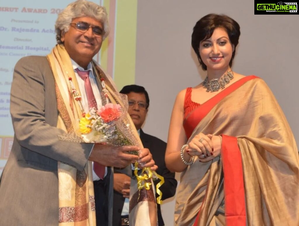 Hamsa Nandini Instagram - It was an honour to felicitate a legend of oncology, Padmashri Dr. Rajendra Badwe, director of @tatamemorial .Also had the privilege of sharing my journey to inspire other cancer warriors. Sending my love and regards to all those in the field of oncology. ❤️🙏 . #worldcancerday #tatamemorialhospital #breastcancersurvivor #braca1 #swanstories Nehru Center - Mumbai