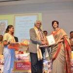 Hamsa Nandini Instagram - It was an honour to felicitate a legend of oncology, Padmashri Dr. Rajendra Badwe, director of @tatamemorial .Also had the privilege of sharing my journey to inspire other cancer warriors. Sending my love and regards to all those in the field of oncology. ❤️🙏 . #worldcancerday #tatamemorialhospital #breastcancersurvivor #braca1 #swanstories Nehru Center - Mumbai