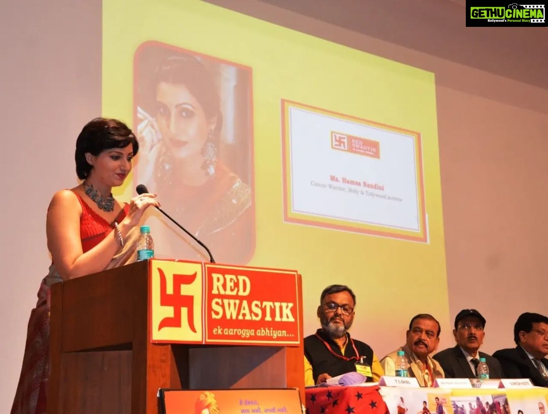 Hamsa Nandini Instagram - It was an honour to felicitate a legend of oncology, Padmashri Dr. Rajendra Badwe, director of @tatamemorial .Also had the privilege of sharing my journey to inspire other cancer warriors. Sending my love and regards to all those in the field of oncology. ❤️🙏 . #worldcancerday #tatamemorialhospital #breastcancersurvivor #braca1 #swanstories Nehru Center - Mumbai