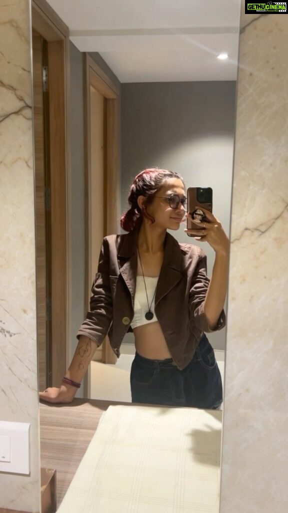 Haniya Nafisa Instagram - felt some some pretty and went for a ‘bare face + bindi and a little overdressed for a movie’ fit yesterday