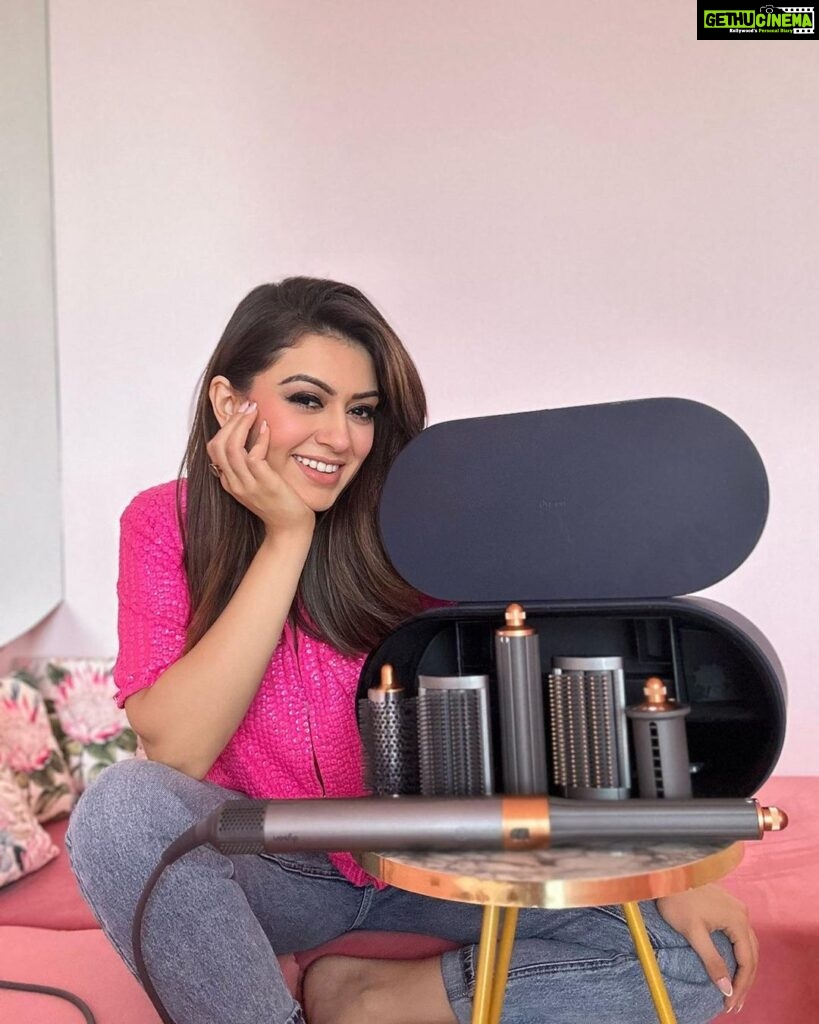 Hansika Motwani Instagram - My forever hair stylist who likes to travel as much as I do! ☺️ Loveee my multi- purpose magical machine: The Dyson Airwrap @thesocialvirus.in in @dyson_india #DysonAirwrap #DysonIndia #Gifted