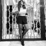 Hansika Motwani Instagram - Swipe left to see my abs clearer 😉