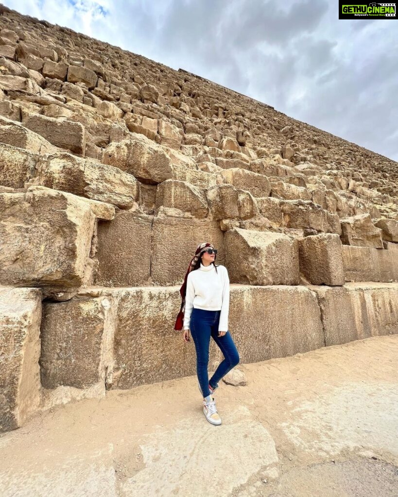 Hansika Motwani Instagram - Standing tall, like the pyramids 🇪🇬 Pyramids Giza, Egypt