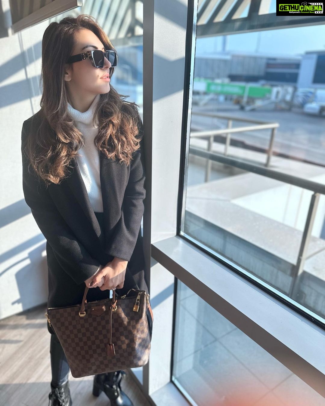Hansika Motwani Instagram - When u have some transit time *click * click* 📸