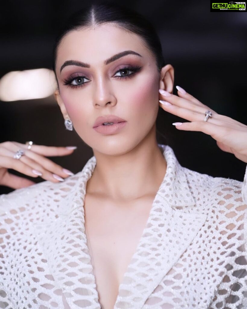 Hansika Motwani Instagram - 💄 🪞👱🏻‍♀️