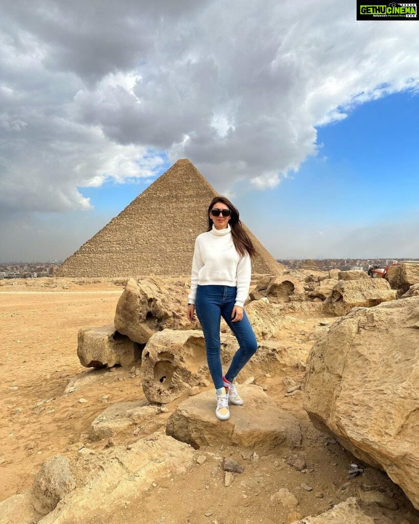 Hansika Motwani Instagram - Standing tall, like the pyramids 🇪🇬 Pyramids Giza, Egypt