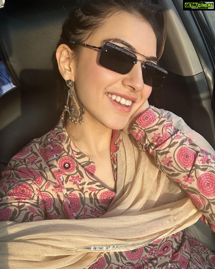 Hansika Motwani Instagram - Golden hour ☀️