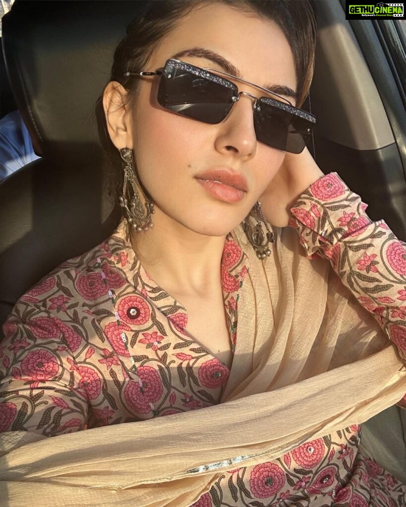 Hansika Motwani Instagram - Golden hour ☀️