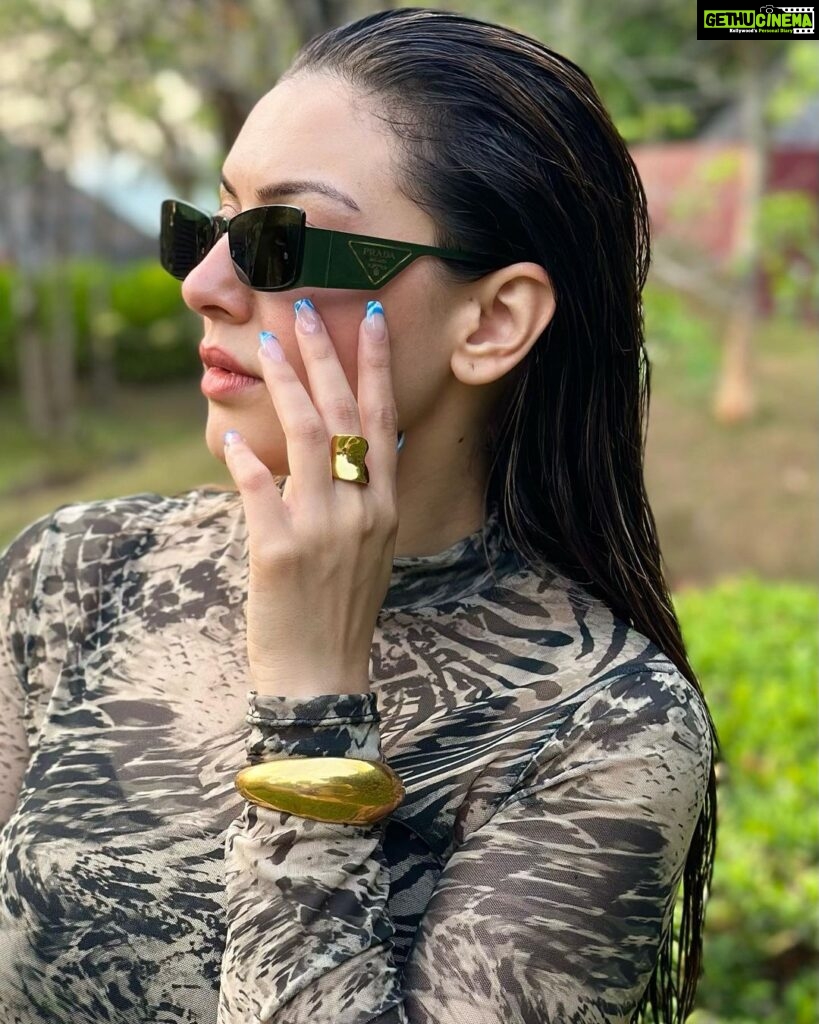 Hansika Motwani Instagram - Looking at you looking at me 😎