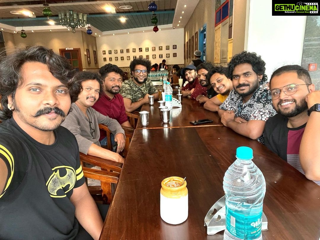Haricharan Instagram - Rehearsal Lunch with my Band #Bennetandtheband in Kozhikode Adaminde Chaya Kada