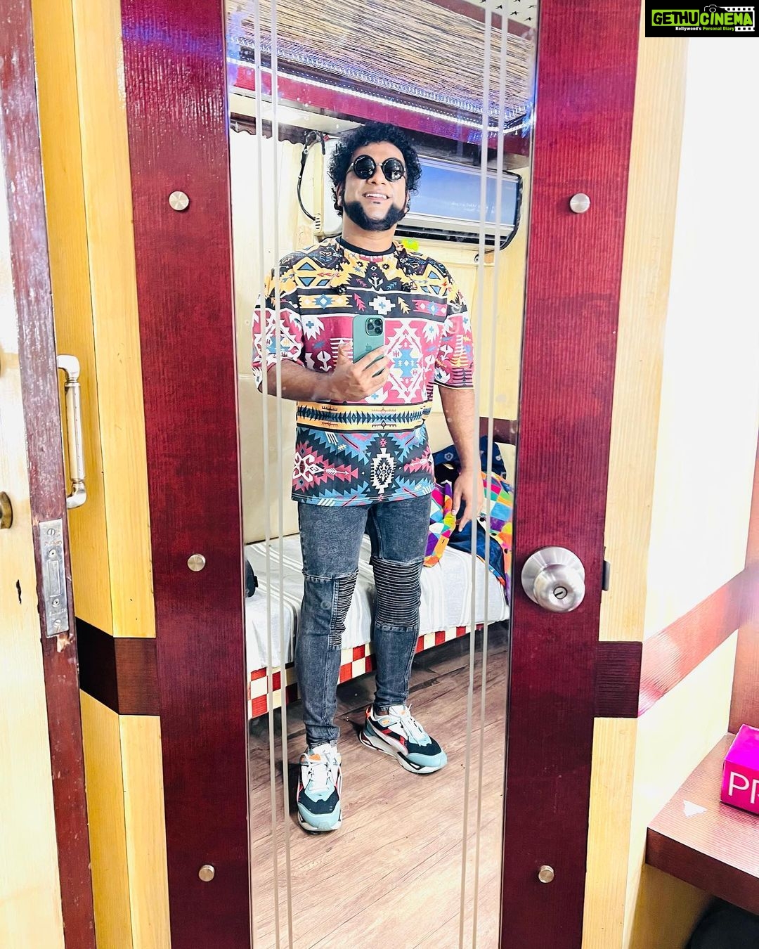 Haricharan Instagram - Last Night performing with @itsyuvan in Coimbatore was Indeed Special. To see 15k people Vibing with the Music. Eternally grateful ! Onto the Next. Thank you Kovai! #yuvanshankarraja #blacksheep @u1recordsoffl CODISSIA