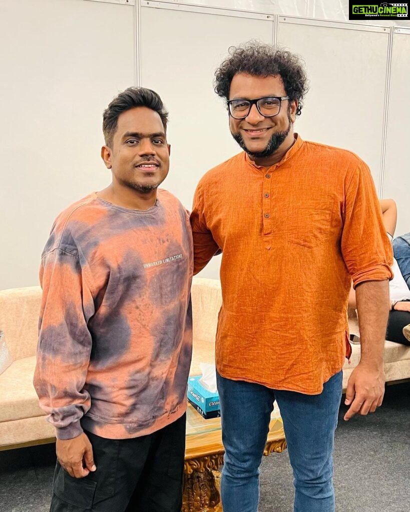 Haricharan Instagram - Last Night performing with @itsyuvan in Coimbatore was Indeed Special. To see 15k people Vibing with the Music. Eternally grateful ! Onto the Next. Thank you Kovai! #yuvanshankarraja #blacksheep @u1recordsoffl CODISSIA