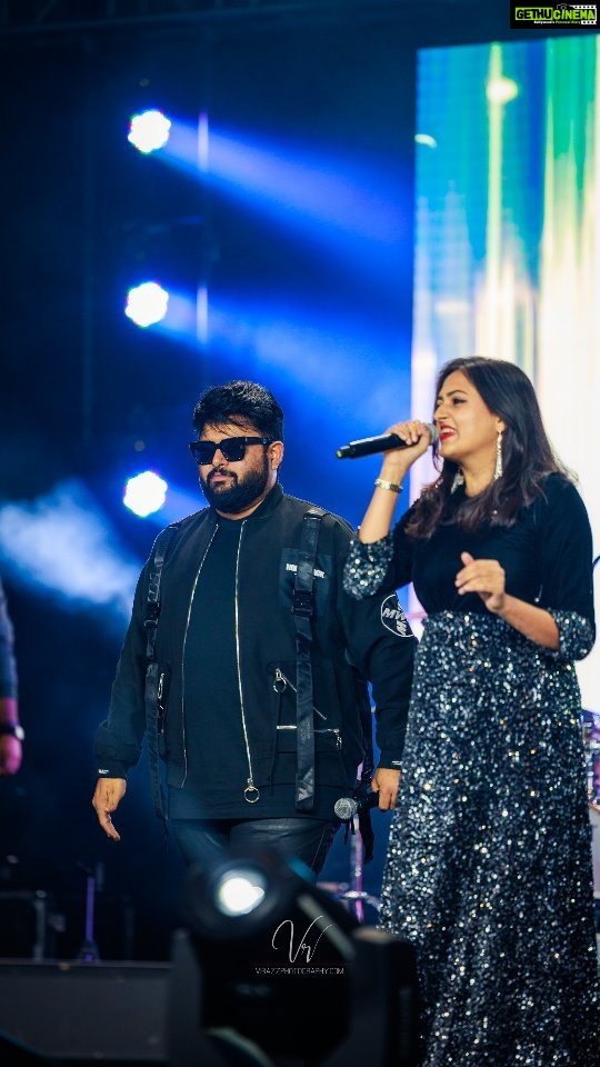 Harika Narayan Instagram - Rehearsals session from the most memorable SSThaman Sir's #alaamerikapurramullo 2022 tour along with the legendary musicians and amazing team 🙌❤️🧿✨️ . . . . #singer #musicianlife #travel #musictour #love #rehearsal #grateful