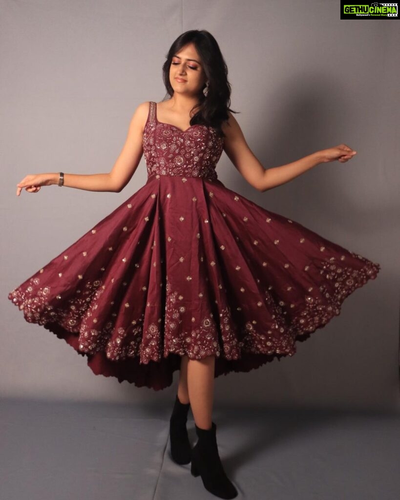 Harika Narayan Instagram - This gorgeous outfit from @tirabynareshraj styled by @styledbymounagummadi ❤ 📸 : @babystepstudiohyderabad
