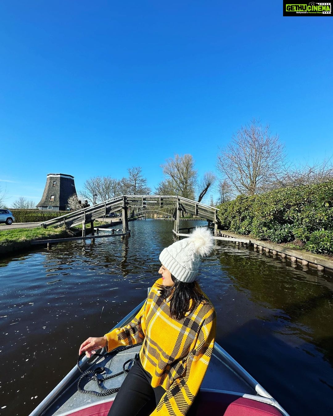 Harika Narayan Instagram - Take me back❤️🌼 . . . #throwback #europe #giethoorn #village #netherlands #happytraveller #love Giethoorn, Nederlands
