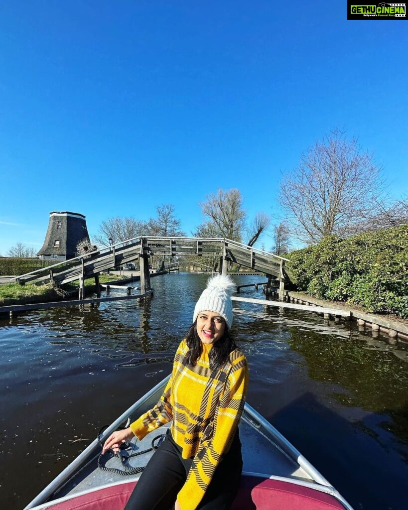 Harika Narayan Instagram - Take me back❤️🌼 . . . #throwback #europe #giethoorn #village #netherlands #happytraveller #love Giethoorn, Nederlands