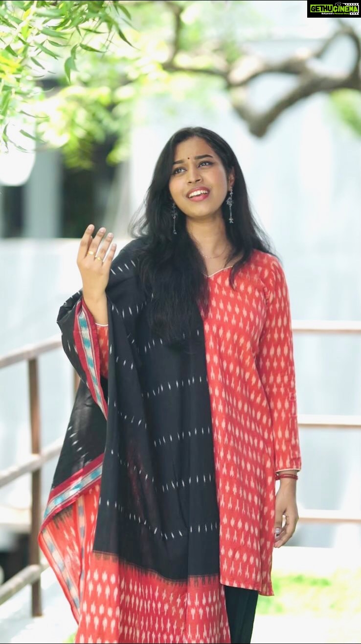 Haripriya Instagram - Tunes of Taste: Singing and Cooking with Mom ๐ถ๐ณ Embark on a flavorful journey as I learn the art of cooking from my talented mother. Candid moments of kneading, chopping, and savoring the aromas that fill our kitchen. Music and culinary delights create unforgettable memories! @cokestudiotamil @rseanroldan @chinmayisripaada @johnpradeepjl #KanMoodudho #IdhuNammaIsai #CokeStudioTamil #RealMagic