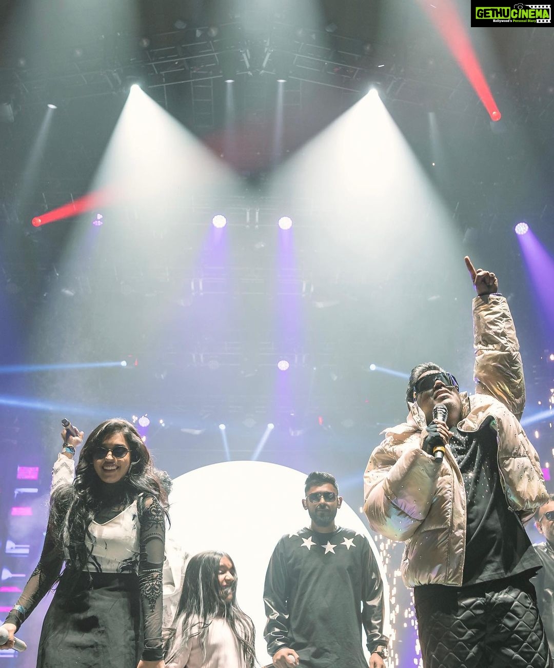 Haripriya Instagram - ✨Pictures from u1 live in london Clicked by @photonimage_by_daran ✨ . . . #haripriyasinger #haripriya #yuvan #yuvanlive #u1 #live #concert #music #explore #peace London, United Kingdom