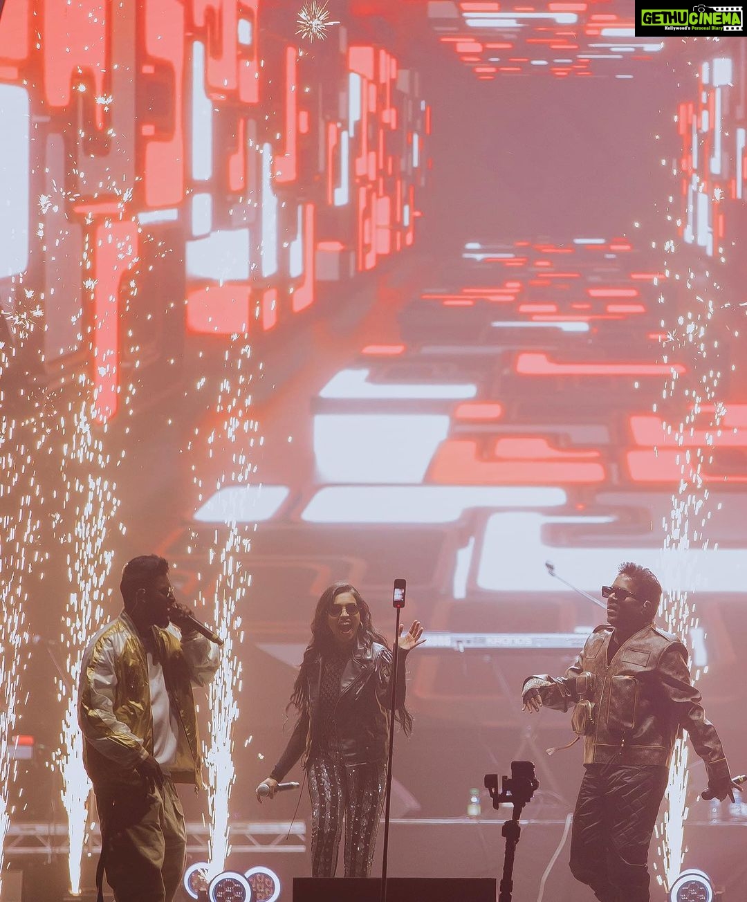 Haripriya Instagram - ✨Pictures from u1 live in london Clicked by @photonimage_by_daran ✨ . . . #haripriyasinger #haripriya #yuvan #yuvanlive #u1 #live #concert #music #explore #peace London, United Kingdom