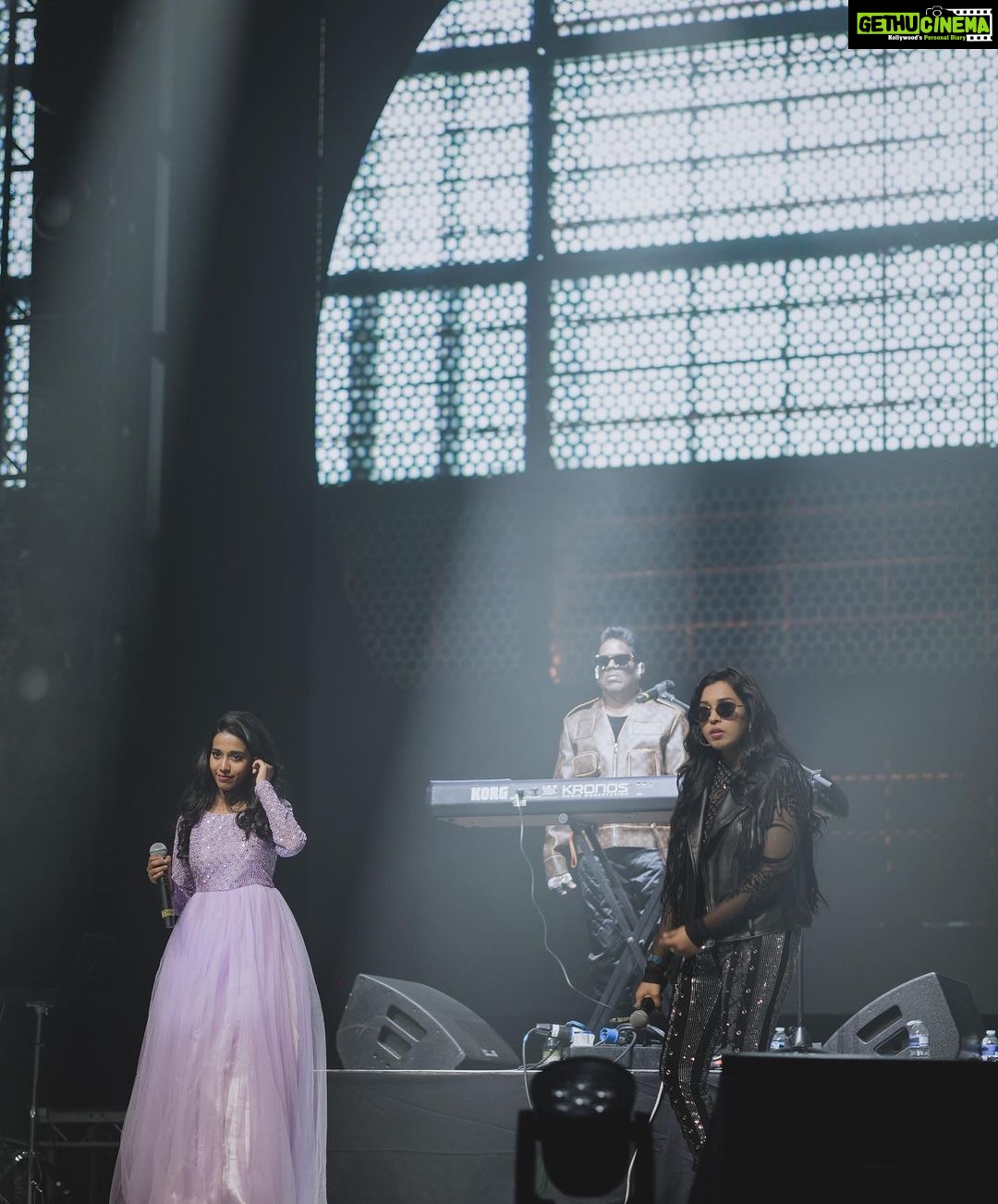 Haripriya Instagram - ✨Pictures from u1 live in london Clicked by @photonimage_by_daran ✨ . . . #haripriyasinger #haripriya #yuvan #yuvanlive #u1 #live #concert #music #explore #peace London, United Kingdom