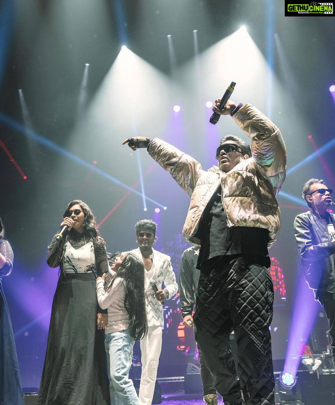 Haripriya Instagram - ✨Pictures from u1 live in london Clicked by @photonimage_by_daran ✨ . . . #haripriyasinger #haripriya #yuvan #yuvanlive #u1 #live #concert #music #explore #peace London, United Kingdom