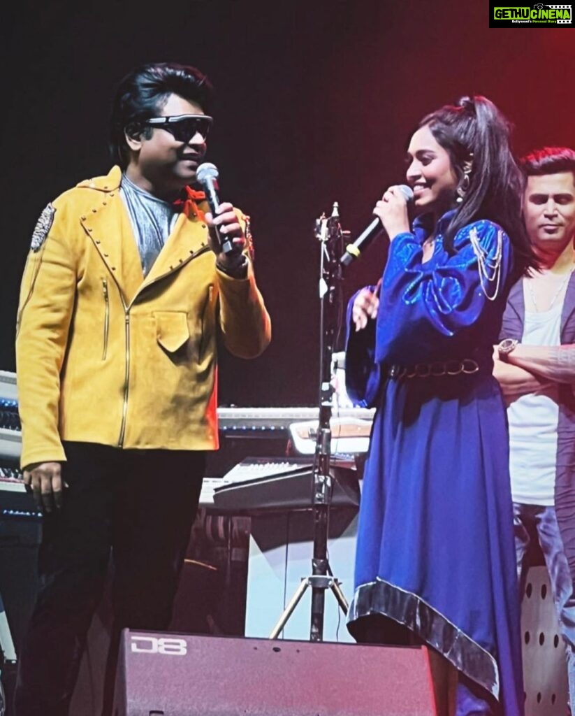 Haripriya Instagram - Hearts of harris 2.0! What a show , what an energy 🦋🧿 Thank you so much @jharrisjayaraj sir! Forever grateful.😇 I’m super Blessed to be a part of this show along with amazing singers and musicians. @malikstreams . . . #harrisjayaraj #haripriya #haripriyasinger #concert #heartsofharris #blessed #unforgettable #love #malaysia Axiata Arena